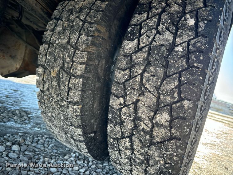 image for item EN5016 2004 Chevrolet Silverado 3500 utility bed pickup truck