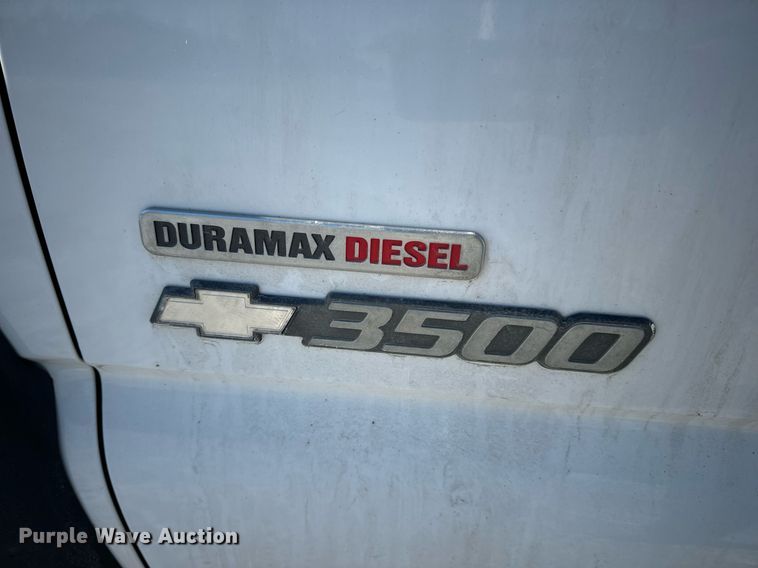 image for item EN5016 2004 Chevrolet Silverado 3500 utility bed pickup truck