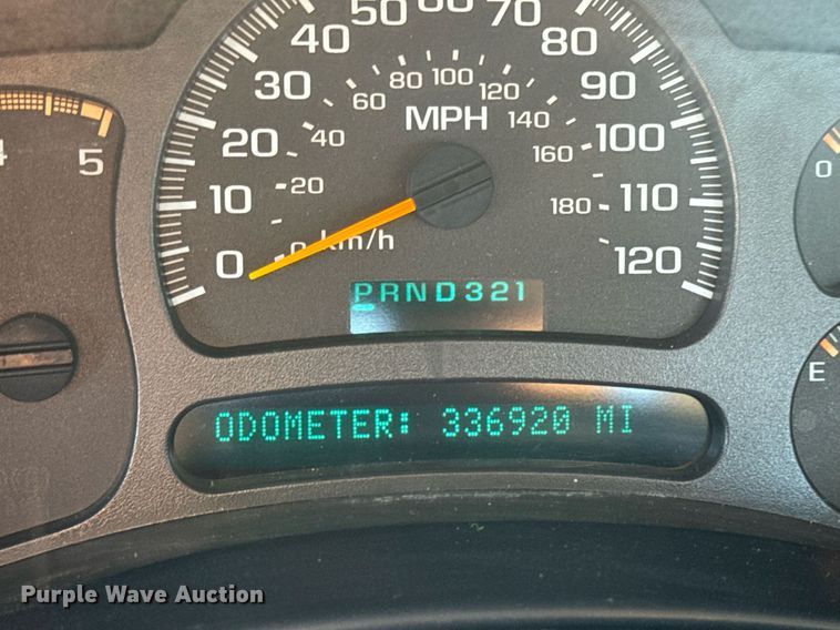 image for item EN5016 2004 Chevrolet Silverado 3500 utility bed pickup truck