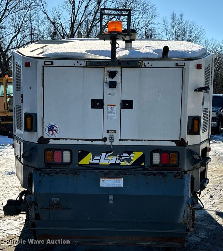 image for item EN5034 2009 Elgin 3300 street sweeper truck
