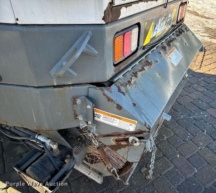 image for item EN5034 2009 Elgin 3300 street sweeper truck