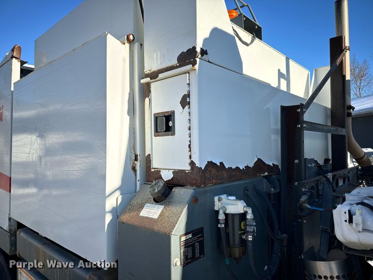 image for item EN5034 2009 Elgin 3300 street sweeper truck