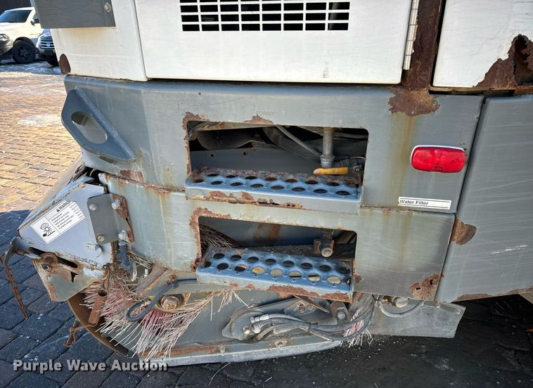 image for item EN5034 2009 Elgin 3300 street sweeper truck