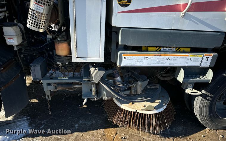 image for item EN5034 2009 Elgin 3300 street sweeper truck
