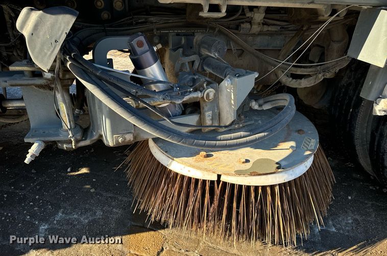 image for item EN5034 2009 Elgin 3300 street sweeper truck