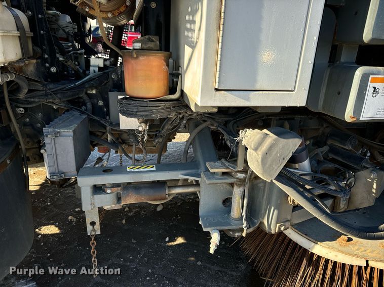 image for item EN5034 2009 Elgin 3300 street sweeper truck