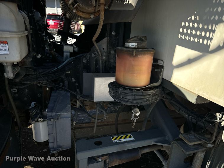 image for item EN5034 2009 Elgin 3300 street sweeper truck