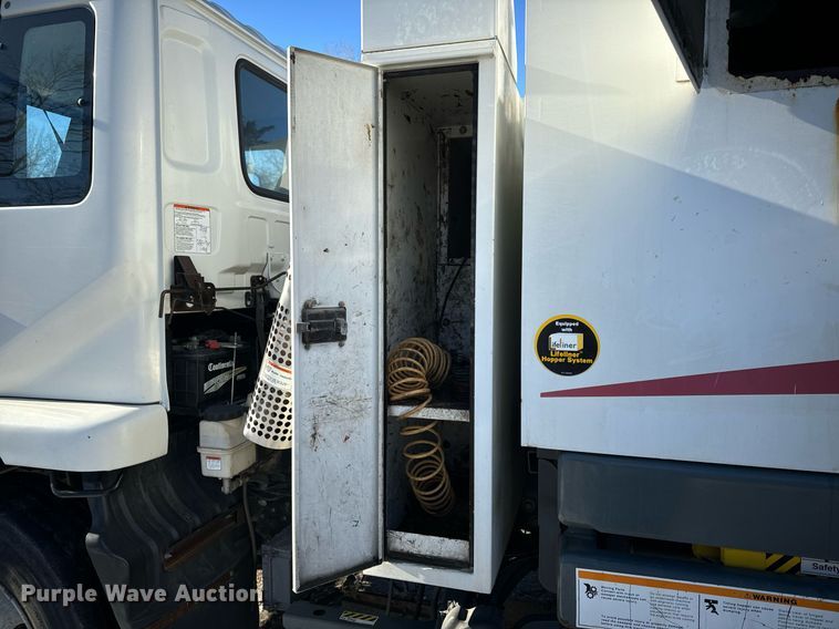 image for item EN5034 2009 Elgin 3300 street sweeper truck