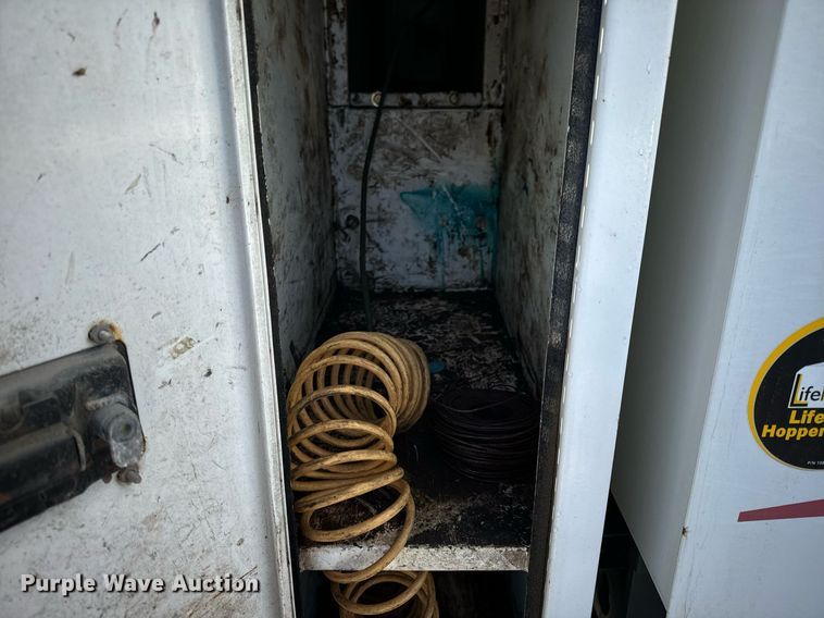 image for item EN5034 2009 Elgin 3300 street sweeper truck