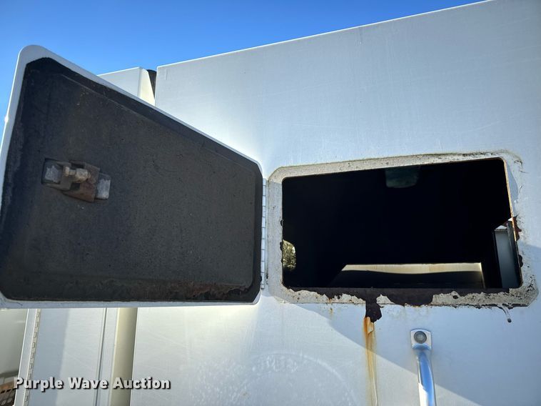 image for item EN5034 2009 Elgin 3300 street sweeper truck