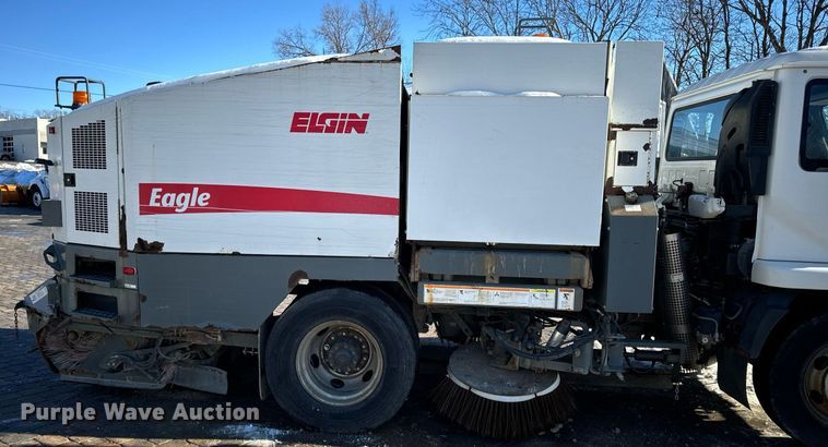 image for item EN5034 2009 Elgin 3300 street sweeper truck