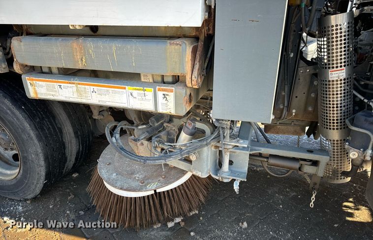 image for item EN5034 2009 Elgin 3300 street sweeper truck