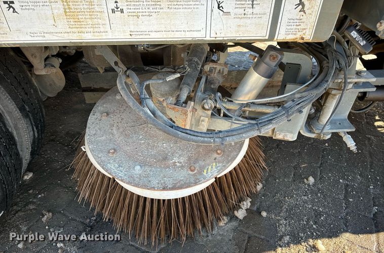 image for item EN5034 2009 Elgin 3300 street sweeper truck