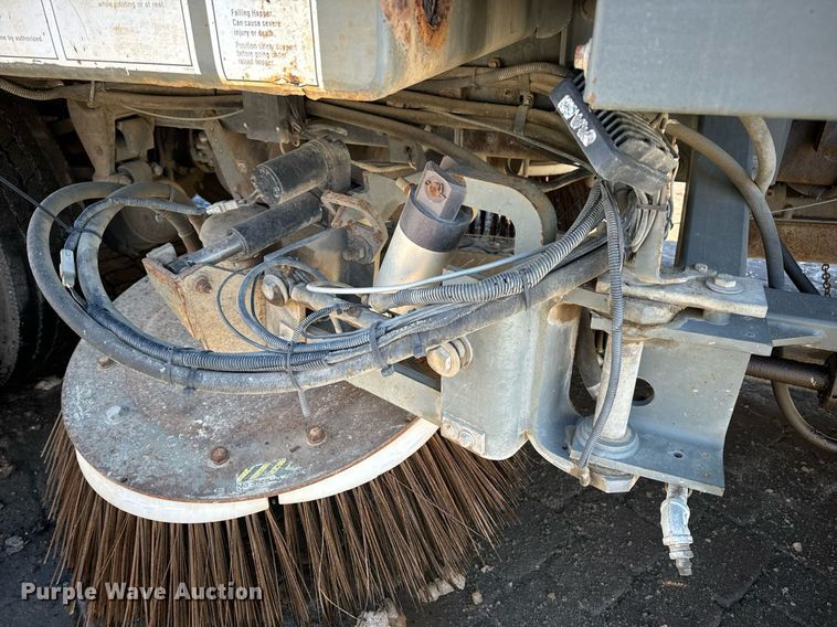 image for item EN5034 2009 Elgin 3300 street sweeper truck