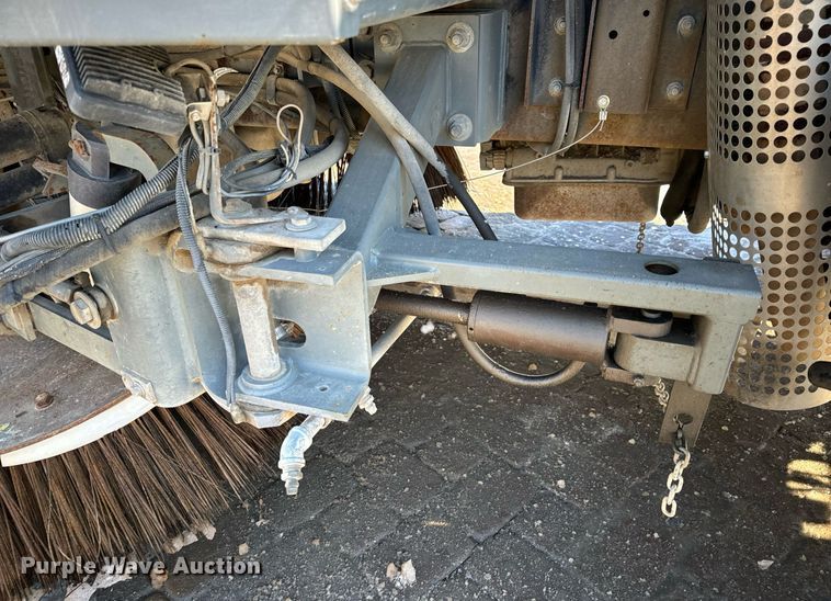 image for item EN5034 2009 Elgin 3300 street sweeper truck