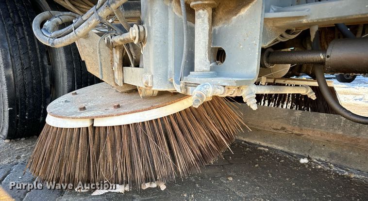 image for item EN5034 2009 Elgin 3300 street sweeper truck