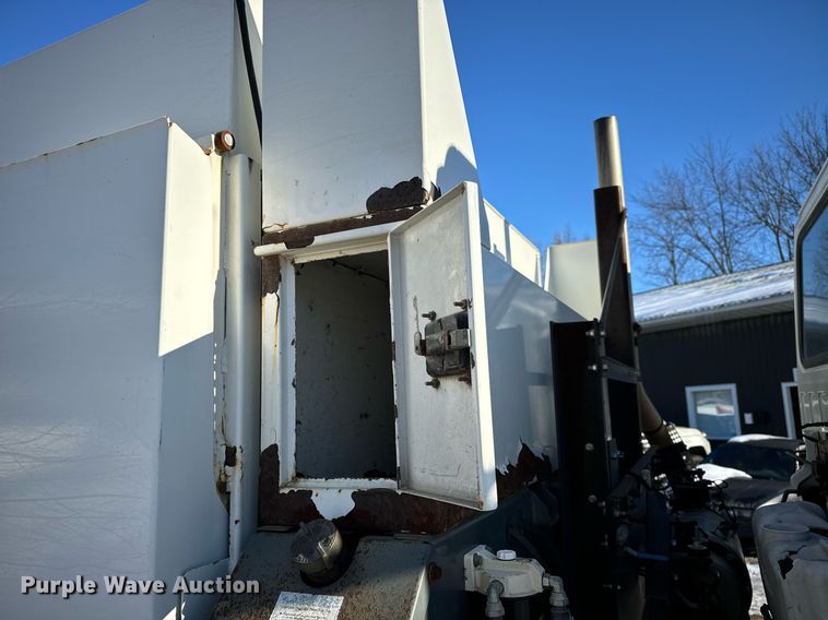 image for item EN5034 2009 Elgin 3300 street sweeper truck