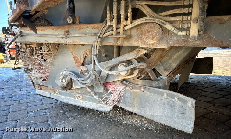 image for item EN5034 2009 Elgin 3300 street sweeper truck