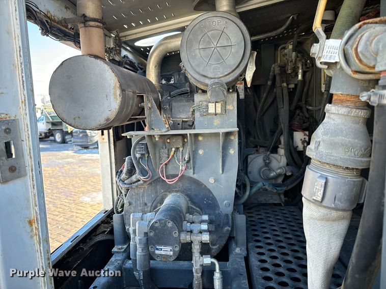 image for item EN5034 2009 Elgin 3300 street sweeper truck