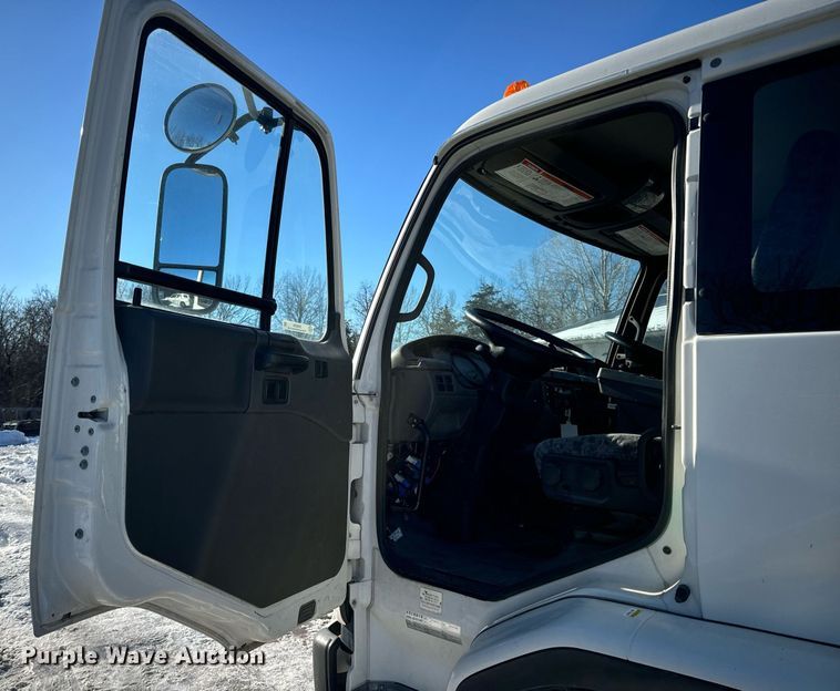 image for item EN5034 2009 Elgin 3300 street sweeper truck