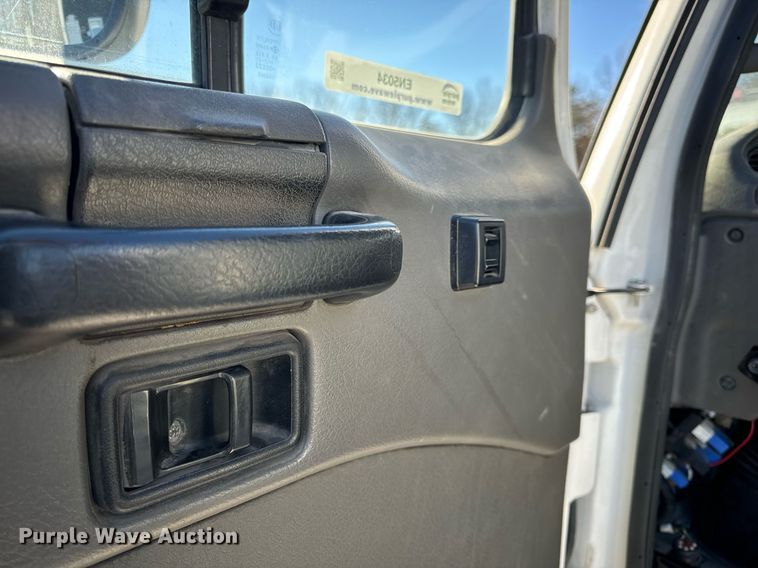 image for item EN5034 2009 Elgin 3300 street sweeper truck