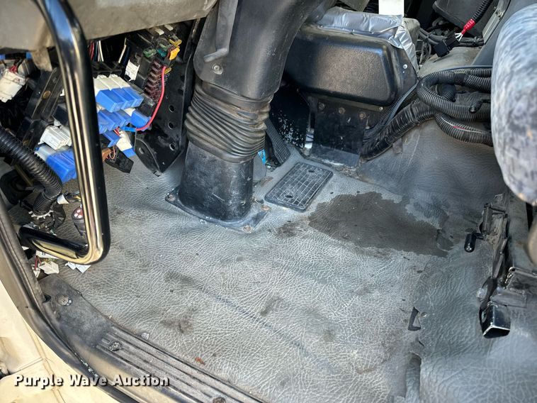 image for item EN5034 2009 Elgin 3300 street sweeper truck