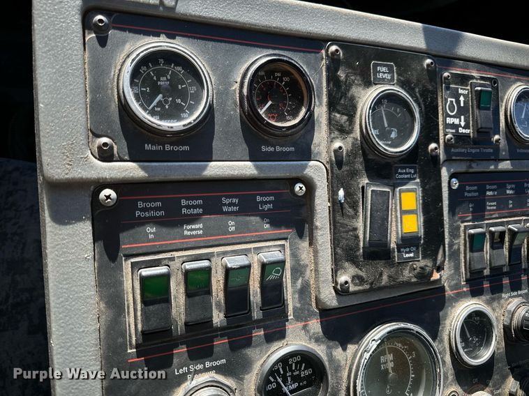 image for item EN5034 2009 Elgin 3300 street sweeper truck