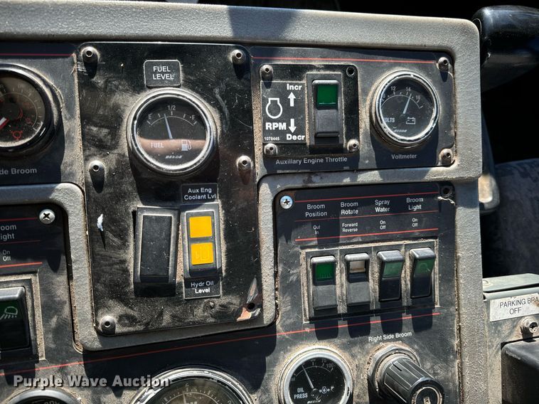 image for item EN5034 2009 Elgin 3300 street sweeper truck