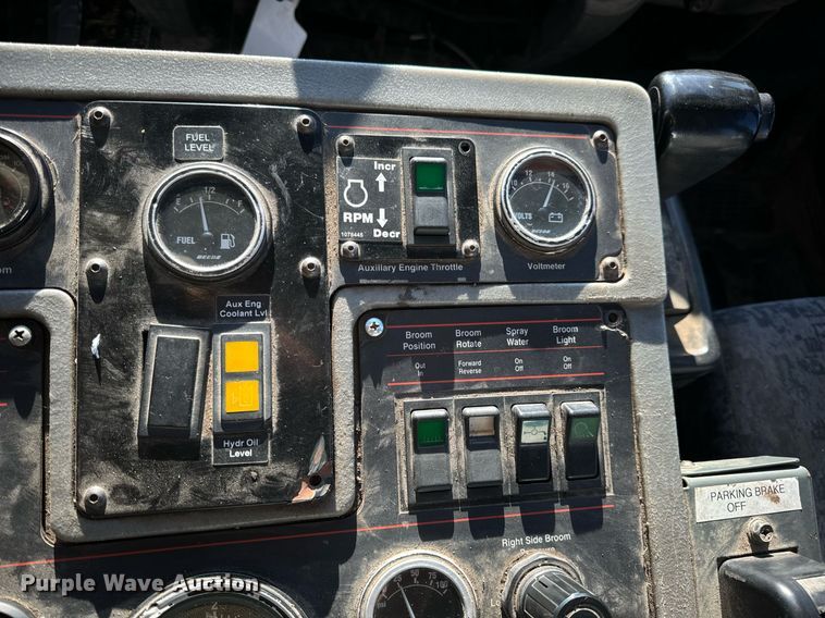 image for item EN5034 2009 Elgin 3300 street sweeper truck