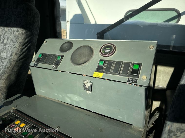 image for item EN5034 2009 Elgin 3300 street sweeper truck