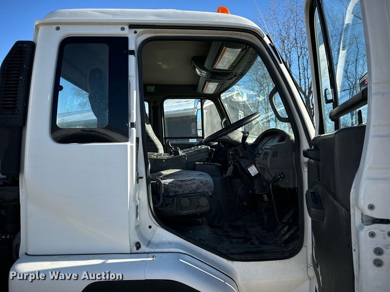 image for item EN5034 2009 Elgin 3300 street sweeper truck