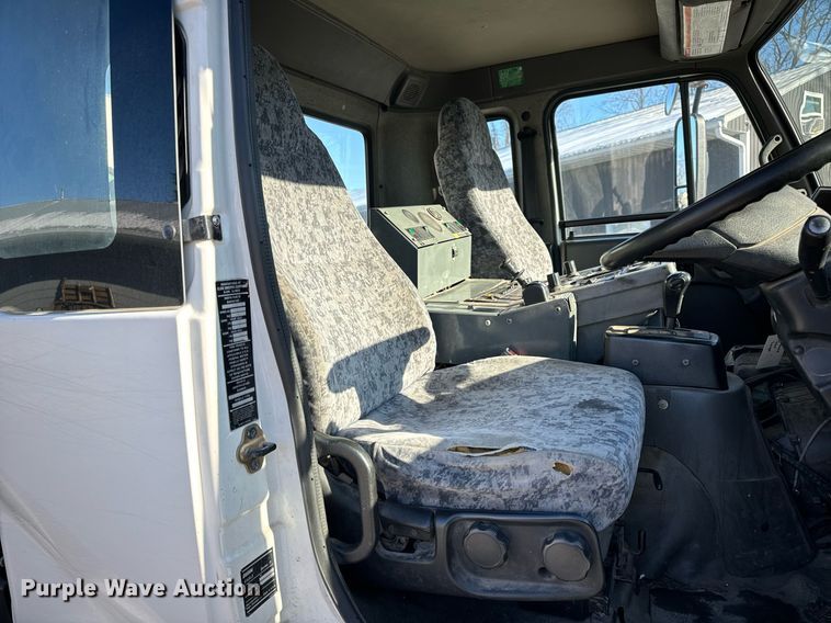 image for item EN5034 2009 Elgin 3300 street sweeper truck