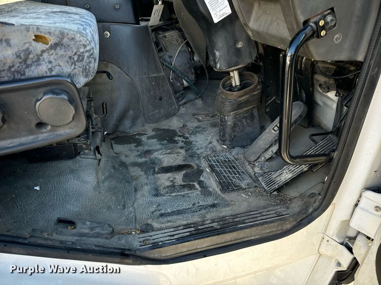 image for item EN5034 2009 Elgin 3300 street sweeper truck