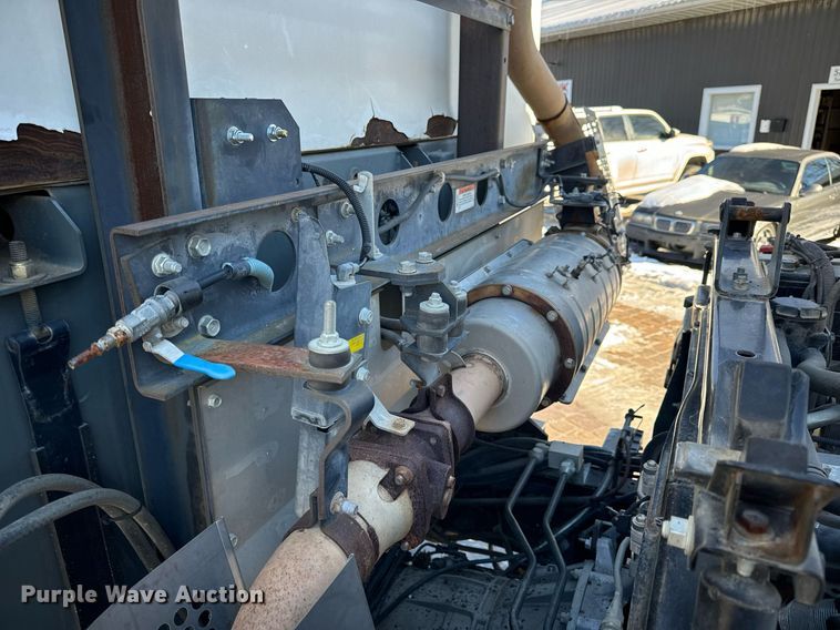 image for item EN5034 2009 Elgin 3300 street sweeper truck