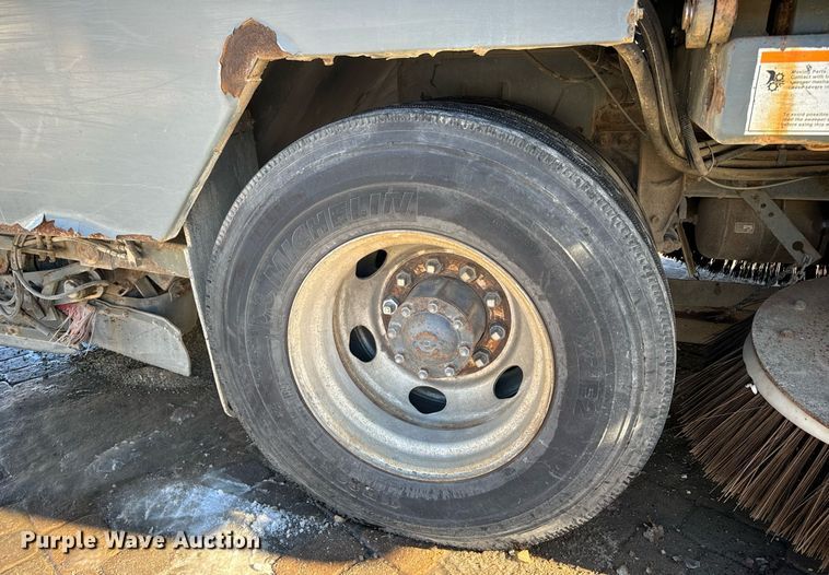 image for item EN5034 2009 Elgin 3300 street sweeper truck