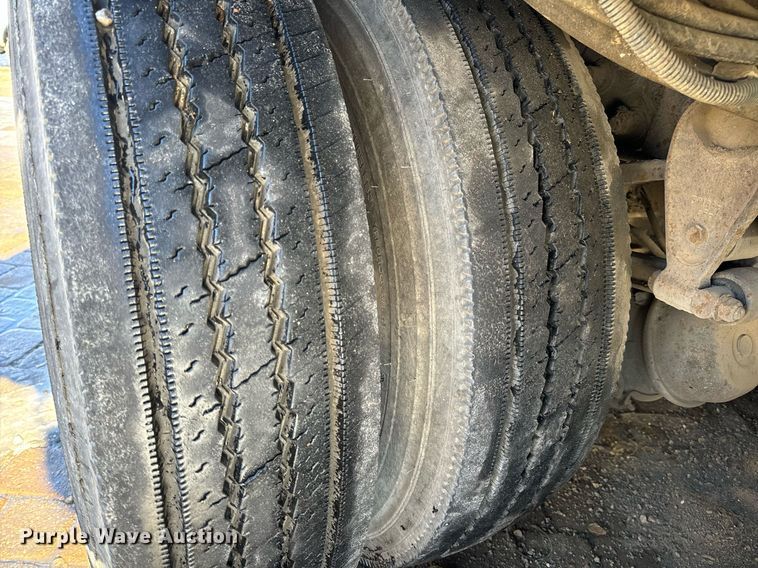 image for item EN5034 2009 Elgin 3300 street sweeper truck