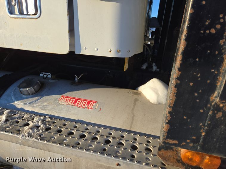 image for item ER5059 2000 Freightliner CC Conventional flatbed truck