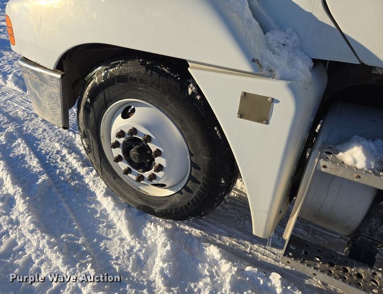 image for item ER5059 2000 Freightliner CC Conventional flatbed truck