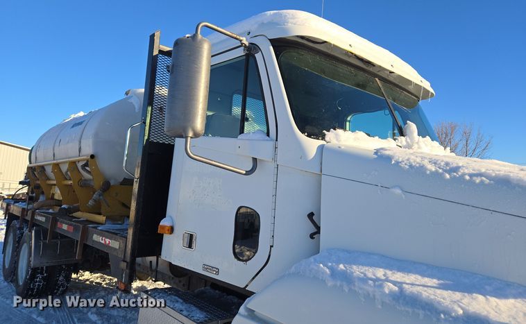 image for item ER5059 2000 Freightliner CC Conventional flatbed truck