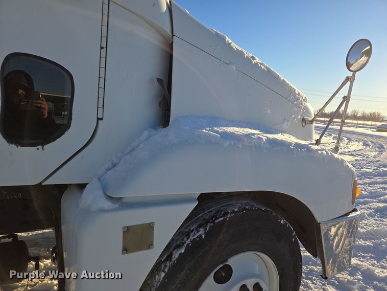 image for item ER5059 2000 Freightliner CC Conventional flatbed truck