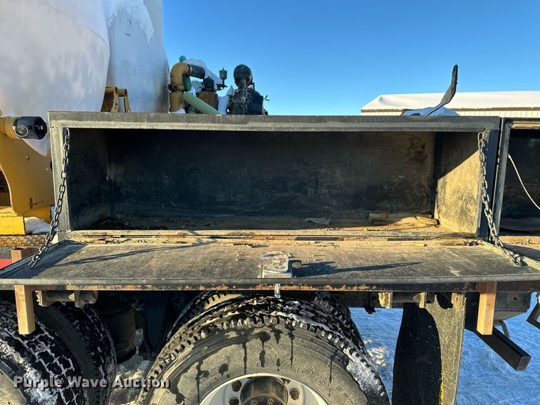 image for item ER5059 2000 Freightliner CC Conventional flatbed truck