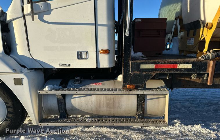 image for item ER5059 2000 Freightliner CC Conventional flatbed truck