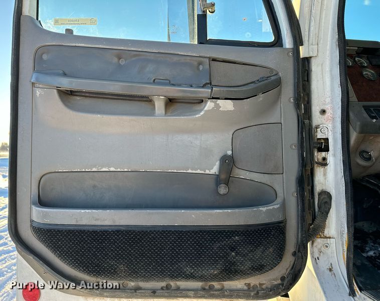 image for item ER5059 2000 Freightliner CC Conventional flatbed truck