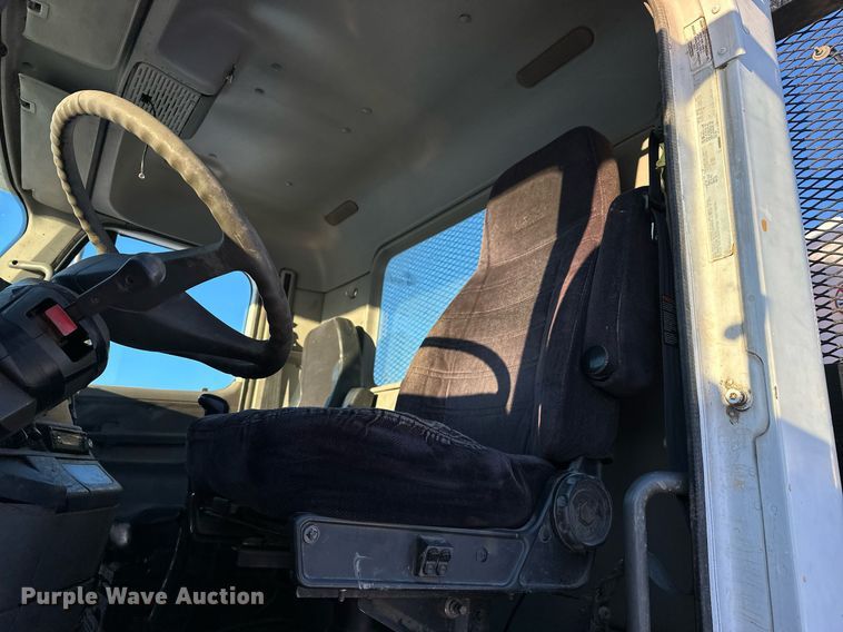 image for item ER5059 2000 Freightliner CC Conventional flatbed truck