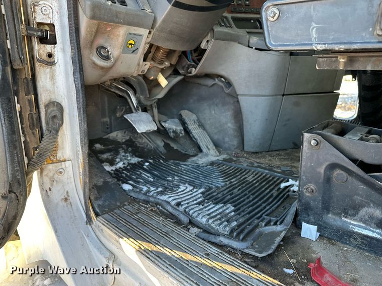 image for item ER5059 2000 Freightliner CC Conventional flatbed truck