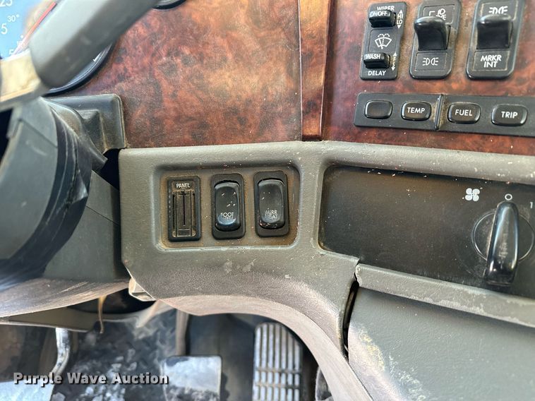 image for item ER5059 2000 Freightliner CC Conventional flatbed truck