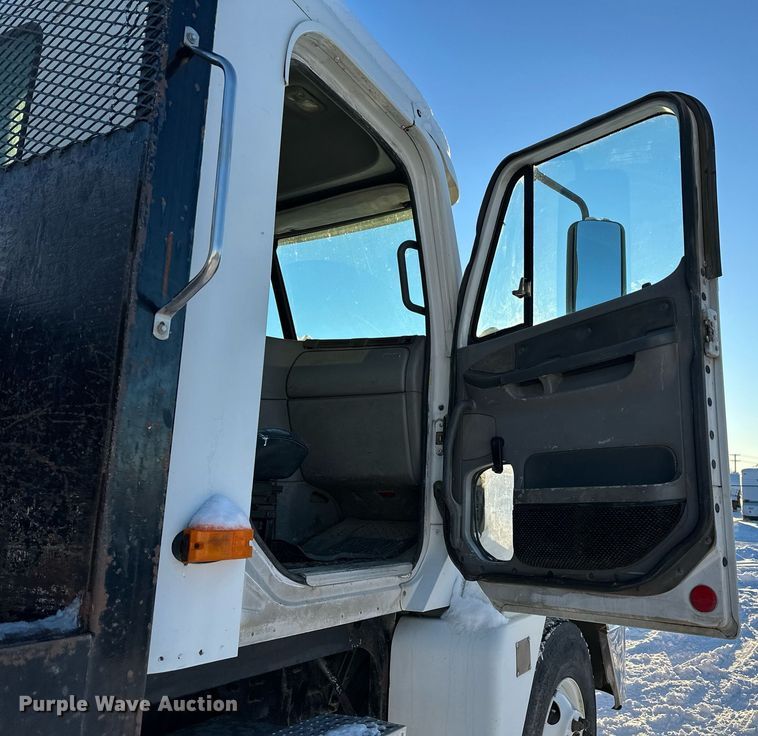 image for item ER5059 2000 Freightliner CC Conventional flatbed truck