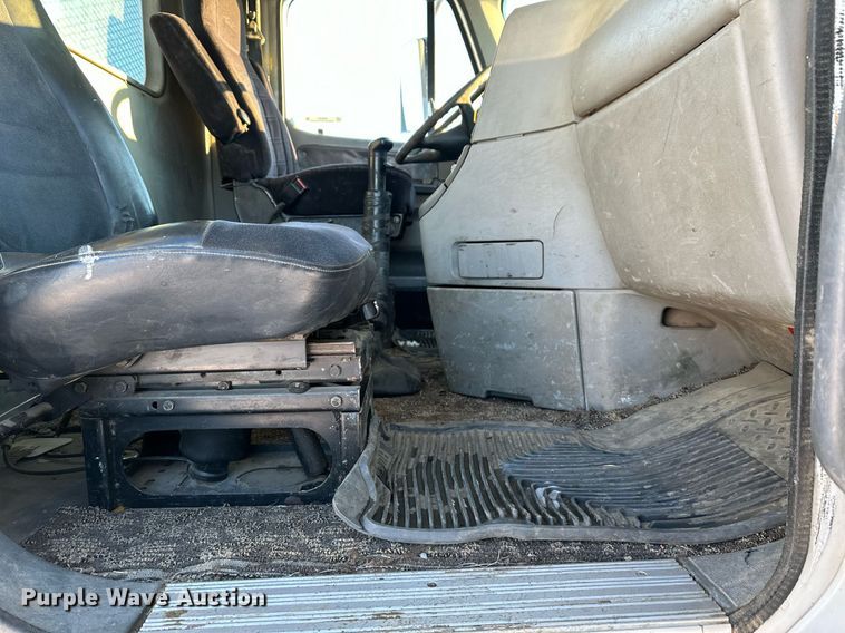 image for item ER5059 2000 Freightliner CC Conventional flatbed truck