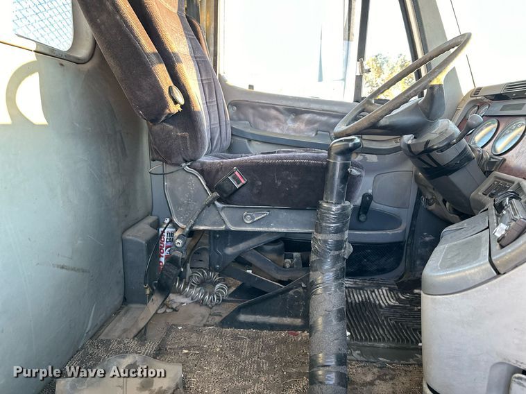 image for item ER5059 2000 Freightliner CC Conventional flatbed truck