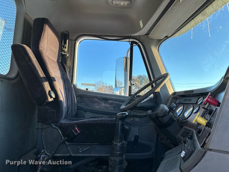 image for item ER5059 2000 Freightliner CC Conventional flatbed truck